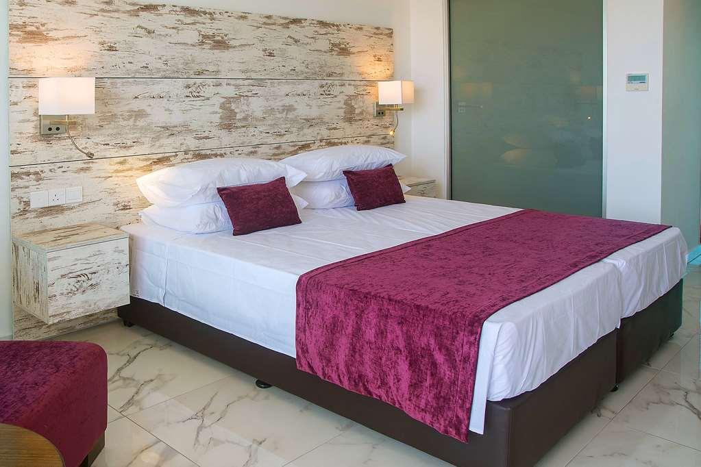 Ramada Hotel & Suites By Wyndham Ayia Napa Værelse billede