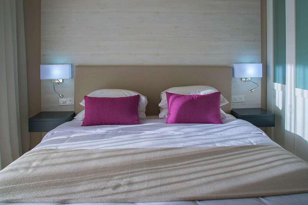 Ramada Hotel & Suites By Wyndham Ayia Napa Værelse billede
