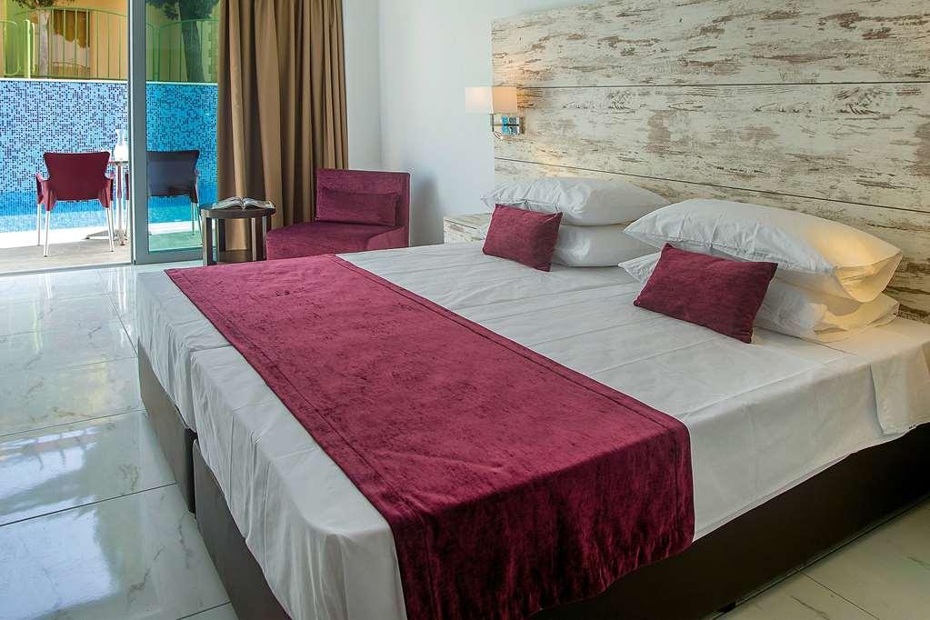 Ramada Hotel & Suites By Wyndham Ayia Napa Værelse billede
