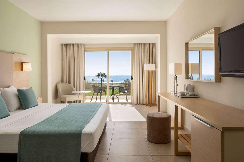 Ramada Hotel & Suites By Wyndham Ayia Napa Værelse billede