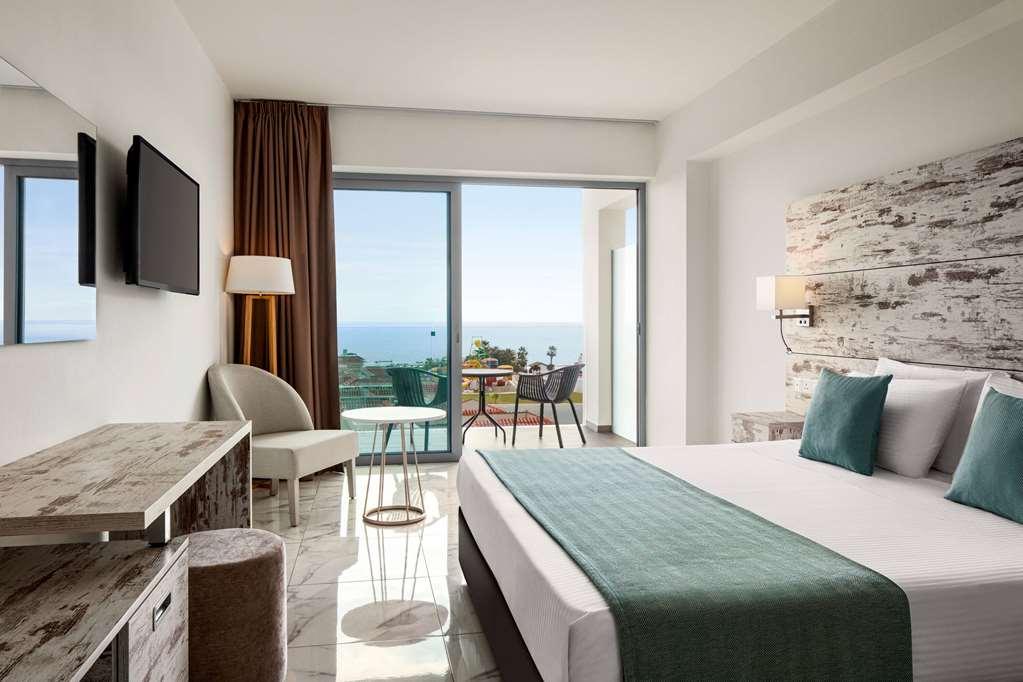 Ramada Hotel & Suites By Wyndham Ayia Napa Værelse billede